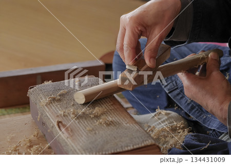 日本刀の鞘をつくる鞘師の手元 日本刀の鞘をつくる鞘師の手元 134431009