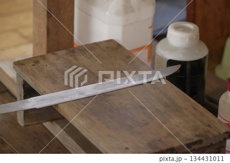 研磨作業中の日本刀と研師の工房 134431011