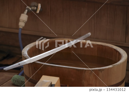 研磨作業中の日本刀と研師の工房 研磨作業中の日本刀と研師の工房 134431012