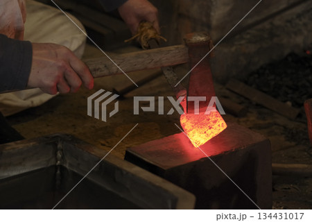 赤熱した鋼の折り返し鍛錬作業の様子 134431017