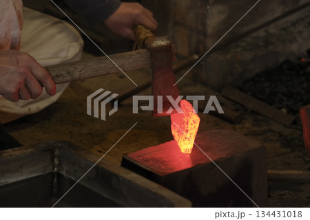 赤熱した鋼の折り返し鍛錬作業の様子 134431018