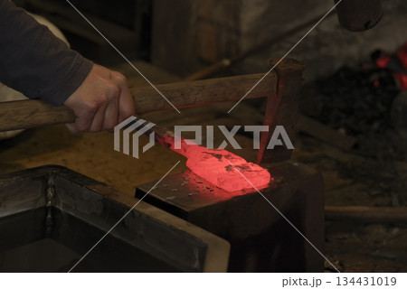 赤熱した鋼の折り返し鍛錬作業の様子 134431019