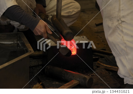 赤熱した鋼の折り返し鍛錬作業の様子 134431021