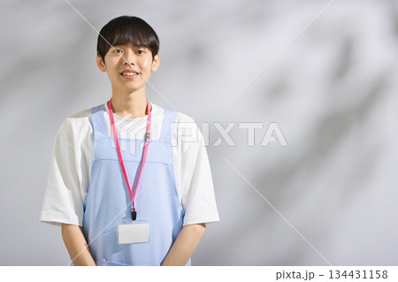 エプロンをした20代男性保育士 134431158
