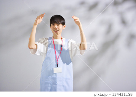 エプロンをした20代男性保育士 134431159