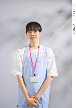 エプロンをした20代男性保育士 エプロンをした20代男性保育士 134431163