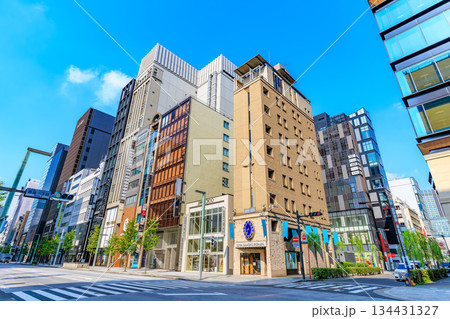 東京　中央区　銀座の都市風景　銀座一丁目交差点付近 134431327
