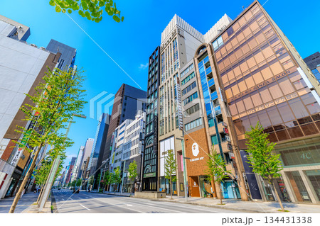 東京　中央区　銀座の都市風景　銀座一丁目交差点付近 134431338