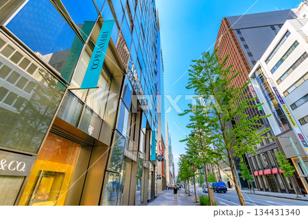 東京　中央区　銀座の都市風景　銀座一丁目交差点付近 134431340