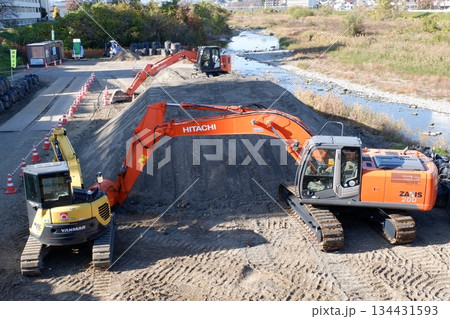 河川工事現場のユンボ 134431593