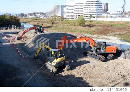 河川工事現場の建機 134431666