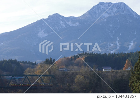 絶景の妙高山を背景に鉄橋を渡るえちごトキめき鉄道ET127系電車(復刻色)_2025/11/23撮影 絶景の妙高山を背景に鉄橋を渡るえちごトキめき鉄道ET127系電車(復刻色)_2025/11/23撮影 134431857