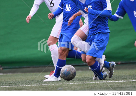 ドリブルするサッカー選手 ドリブルするサッカー選手 134432091