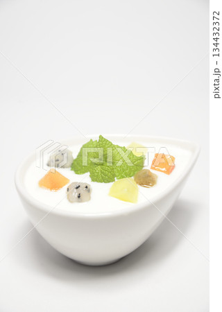 ヨーグルトとミントにダイスカットミックス ヨーグルトとミントにダイスカットミックス 134432372