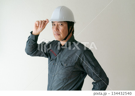 作業服を着た50代男性 134432540
