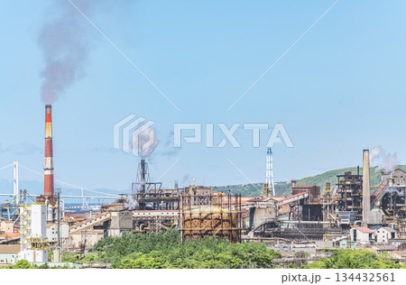 北海道室蘭市　製鉄所の施設が立ち並ぶ室蘭の街並み 134432561