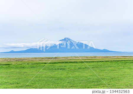 北海道 対岸から見る利尻島の風景 北海道 対岸から見る利尻島の風景 134432563