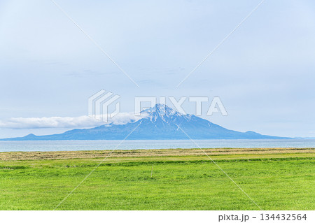 北海道　対岸から見る利尻島の風景 134432564