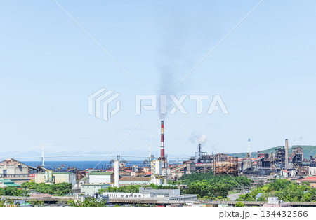 北海道室蘭市　製鉄所の施設が立ち並ぶ室蘭の街並み 134432566