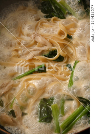 ほうれん草とベーコンのクリームパスタ ほうれん草とベーコンのクリームパスタ 134432577