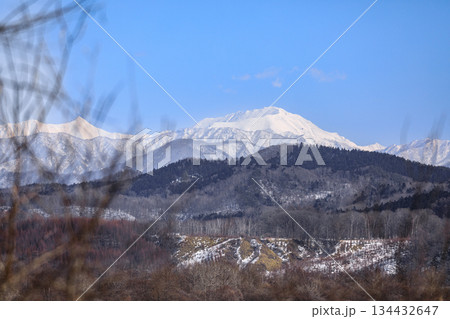 北海道平取町、幌尻岳視点場から眺めた幌尻岳【2月】 北海道平取町、幌尻岳視点場から眺めた幌尻岳【2月】 134432647