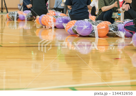 【保育園の運動会　障害物競走のスタート】 134432650
