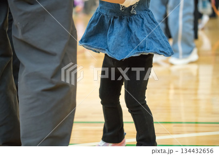 【保育園の運動会　親子で演技　抱っこ】 134432656