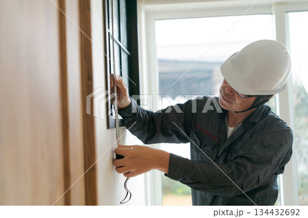 作業服を着た50代男性 134432692