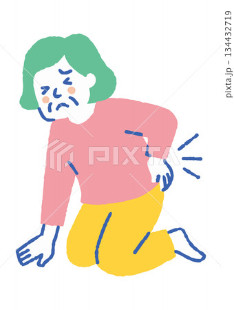 転倒して腰を痛める高齢女性_色 134432719