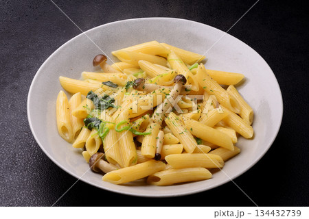 キノコとほうれん草のペンネクリームパスタ キノコとほうれん草のペンネクリームパスタ 134432739