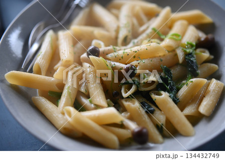 キノコとほうれん草のペンネクリームパスタ 134432749
