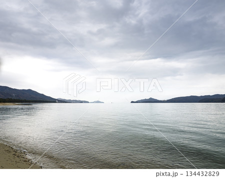 寒空の下に広がる静寂な冬の宮津湾 134432829