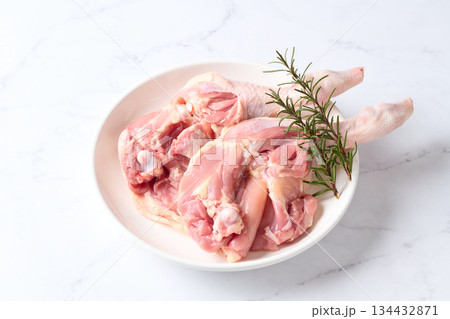 骨付きの鶏もも肉 134432871