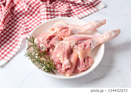 骨付きの鶏もも肉 骨付きの鶏もも肉 134432872