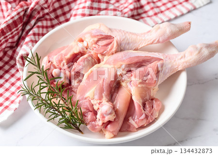 骨付きの鶏もも肉 134432873