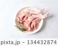 骨付きの鶏もも肉 134432874