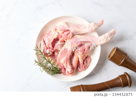 骨付きの鶏もも肉 134432875