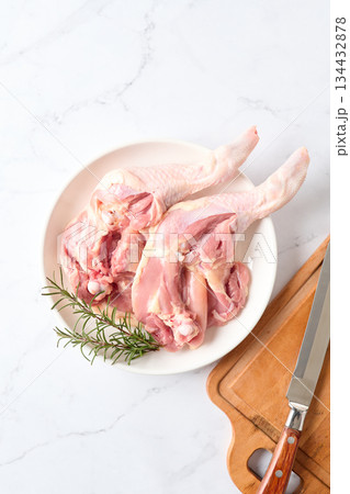 骨付きの鶏もも肉 134432878