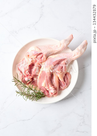 骨付きの鶏もも肉 134432879