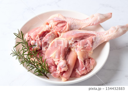 骨付きの鶏もも肉 骨付きの鶏もも肉 134432883