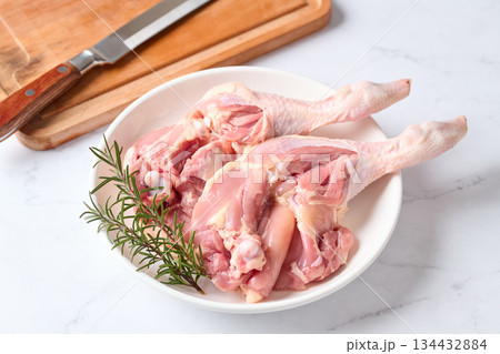 骨付きの鶏もも肉 134432884