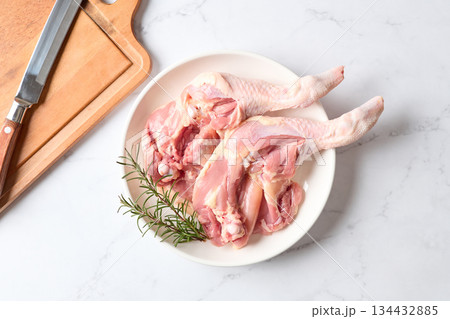骨付きの鶏もも肉 134432885