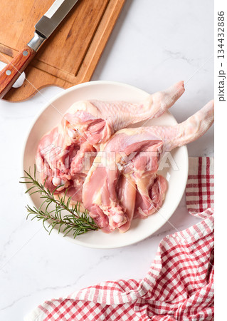 骨付きの鶏もも肉 134432886
