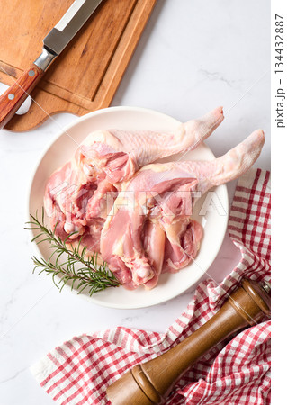 骨付きの鶏もも肉 骨付きの鶏もも肉 134432887
