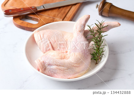 骨付きの鶏もも肉 134432888