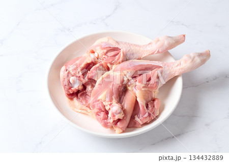 骨付きの鶏もも肉 134432889