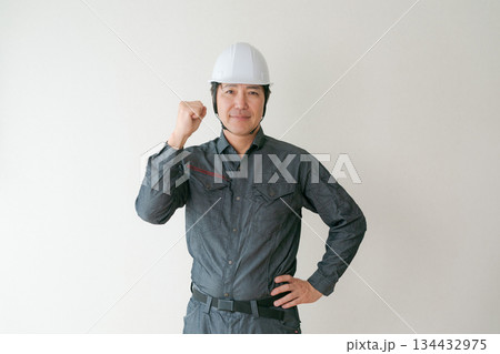 作業服を着た50代男性 134432975