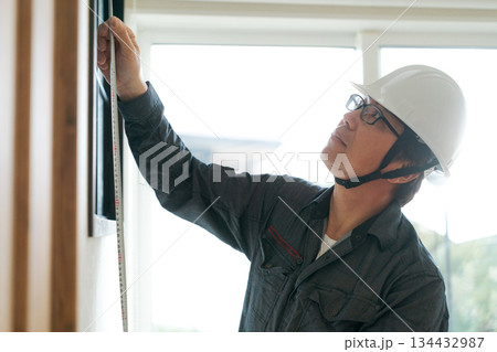 窓のメンテナンスをする男性 134432987
