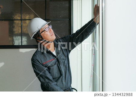 窓のメンテナンスをする男性 134432988