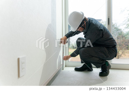 内装の作業をする男性 134433004